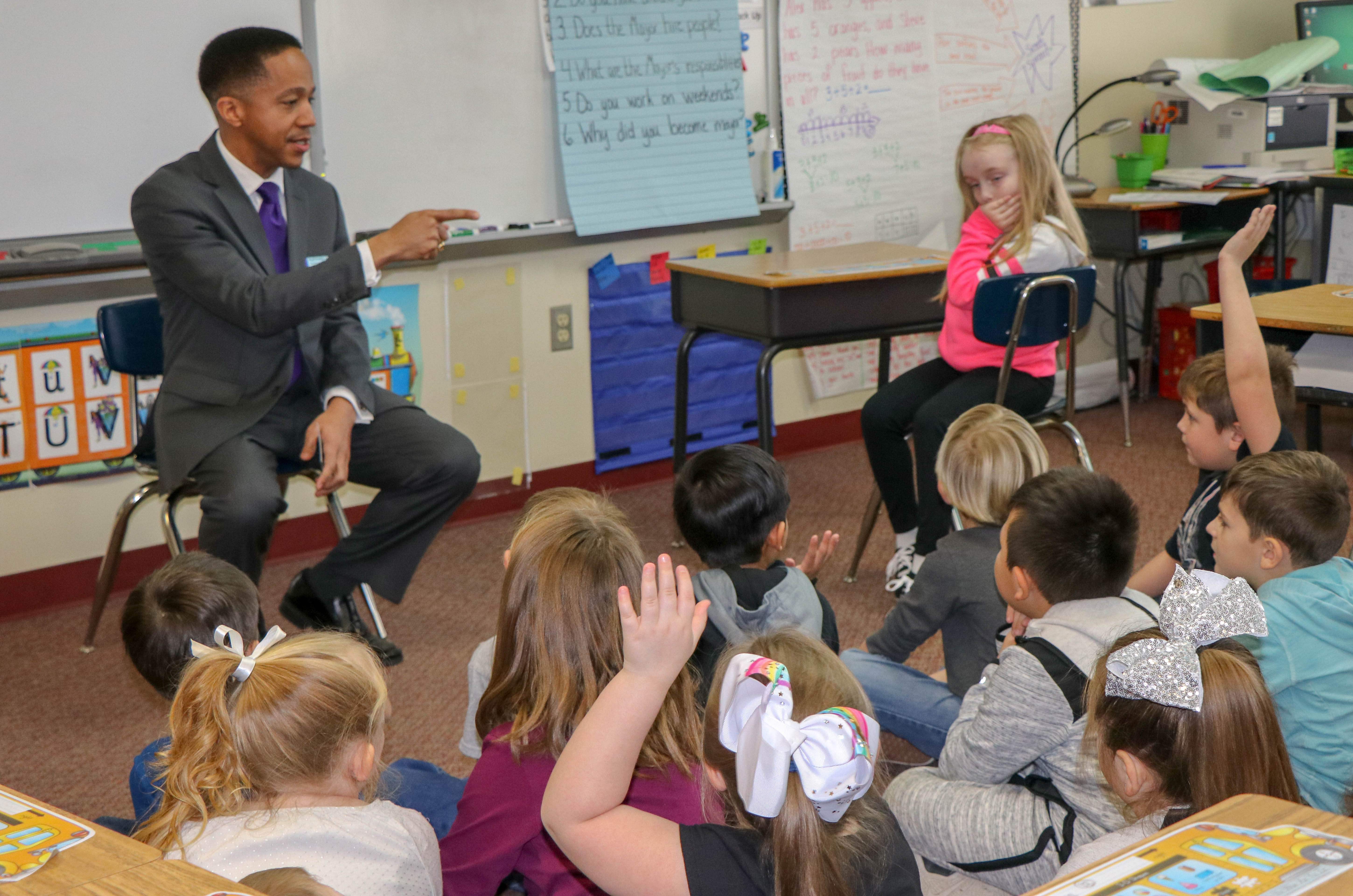 Fletcher Mayor talks to 1st grade students