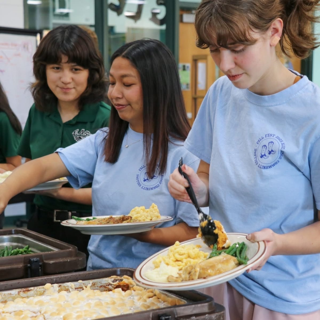 Nicki and Early College students going through the buffet line