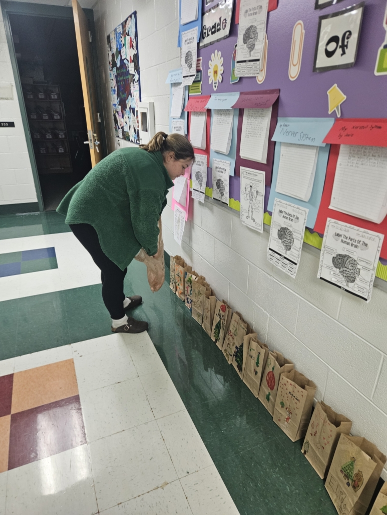Braelyn filling paper bag
