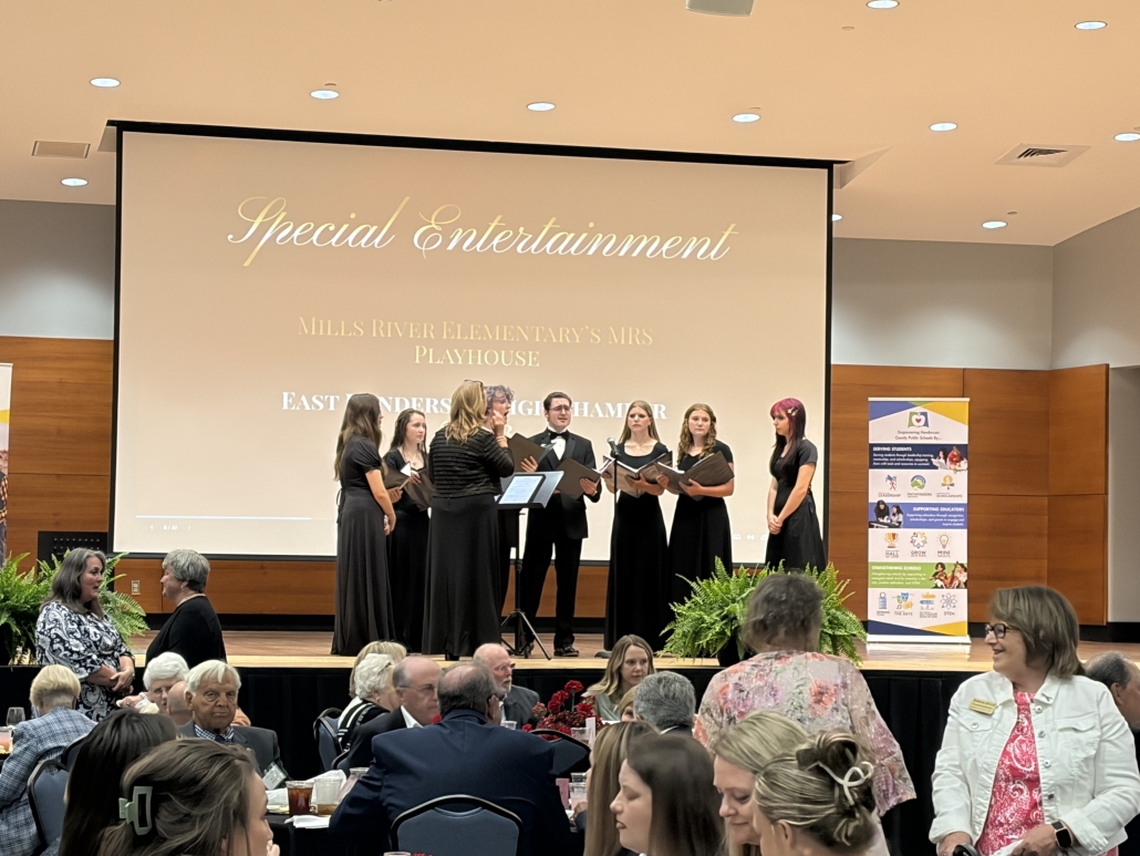 Honors A Capella Group signing on stage