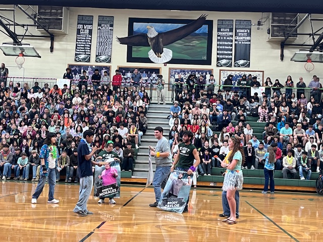 Seniors EEs receiving their senior banners