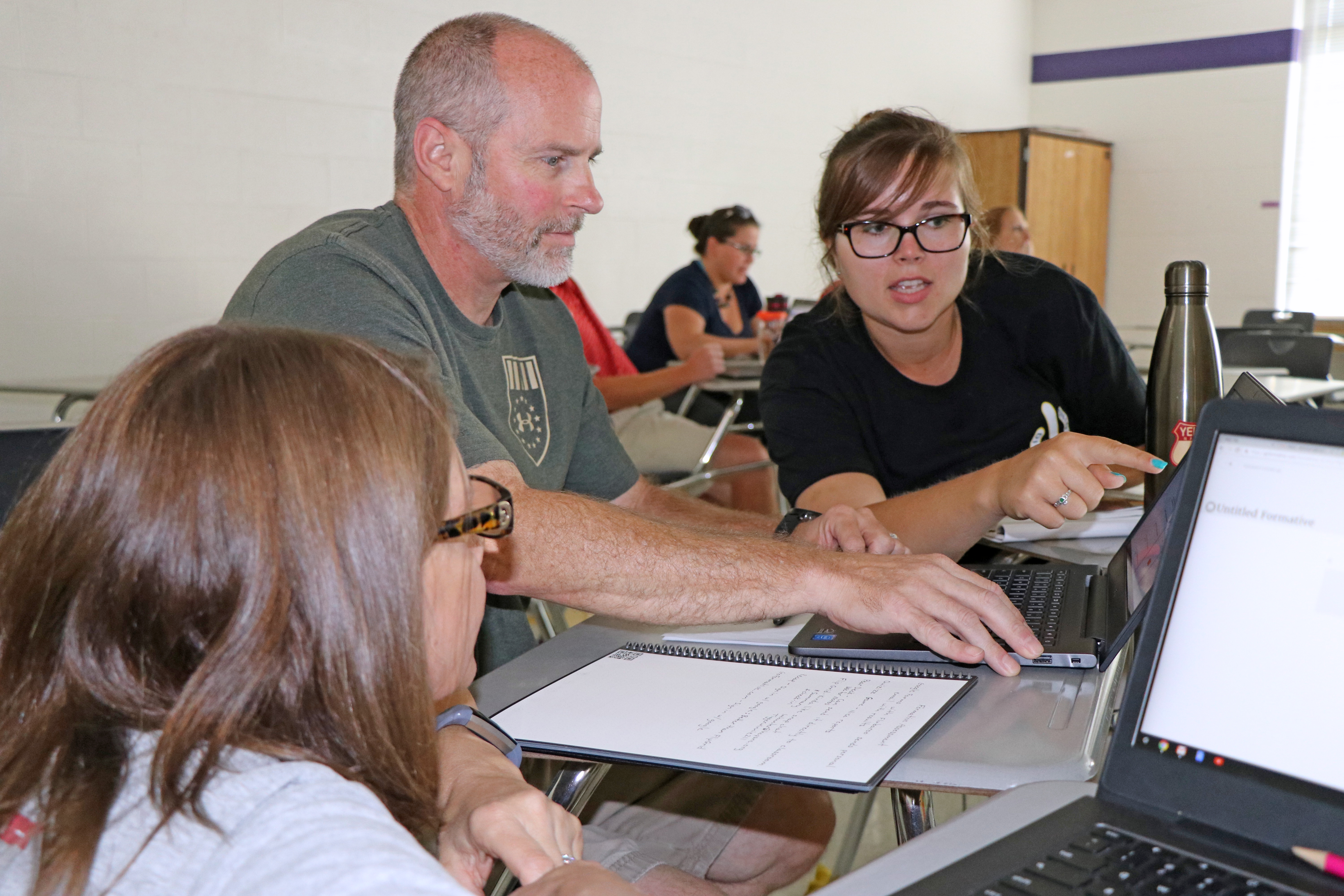 Middle School conference Project Empower teacher shows other middle school teachers technology integration tips