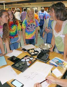 Students weigh rocks